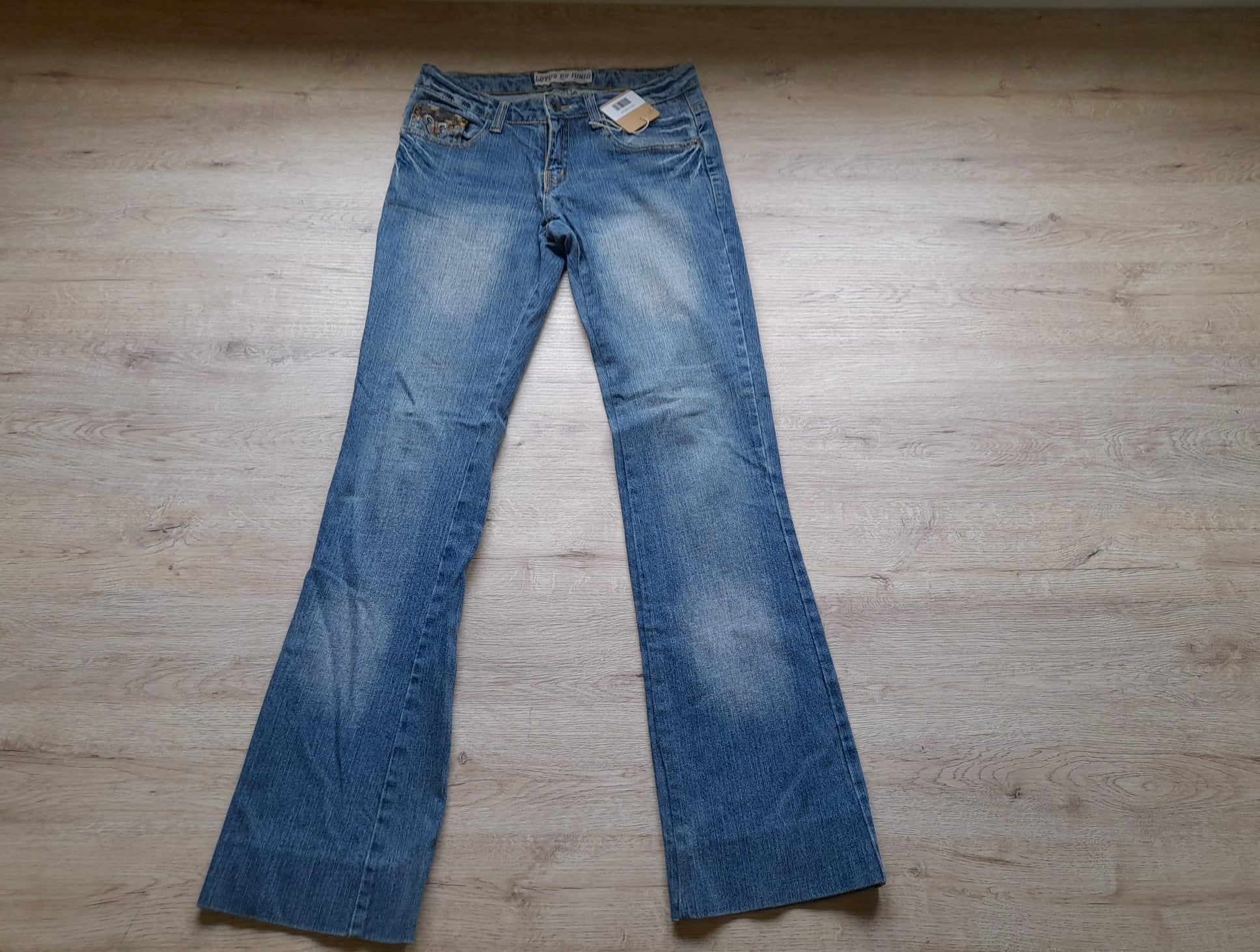 PANTALÓN VAQUERO CON ESTAMPADO PARTE TRASERA