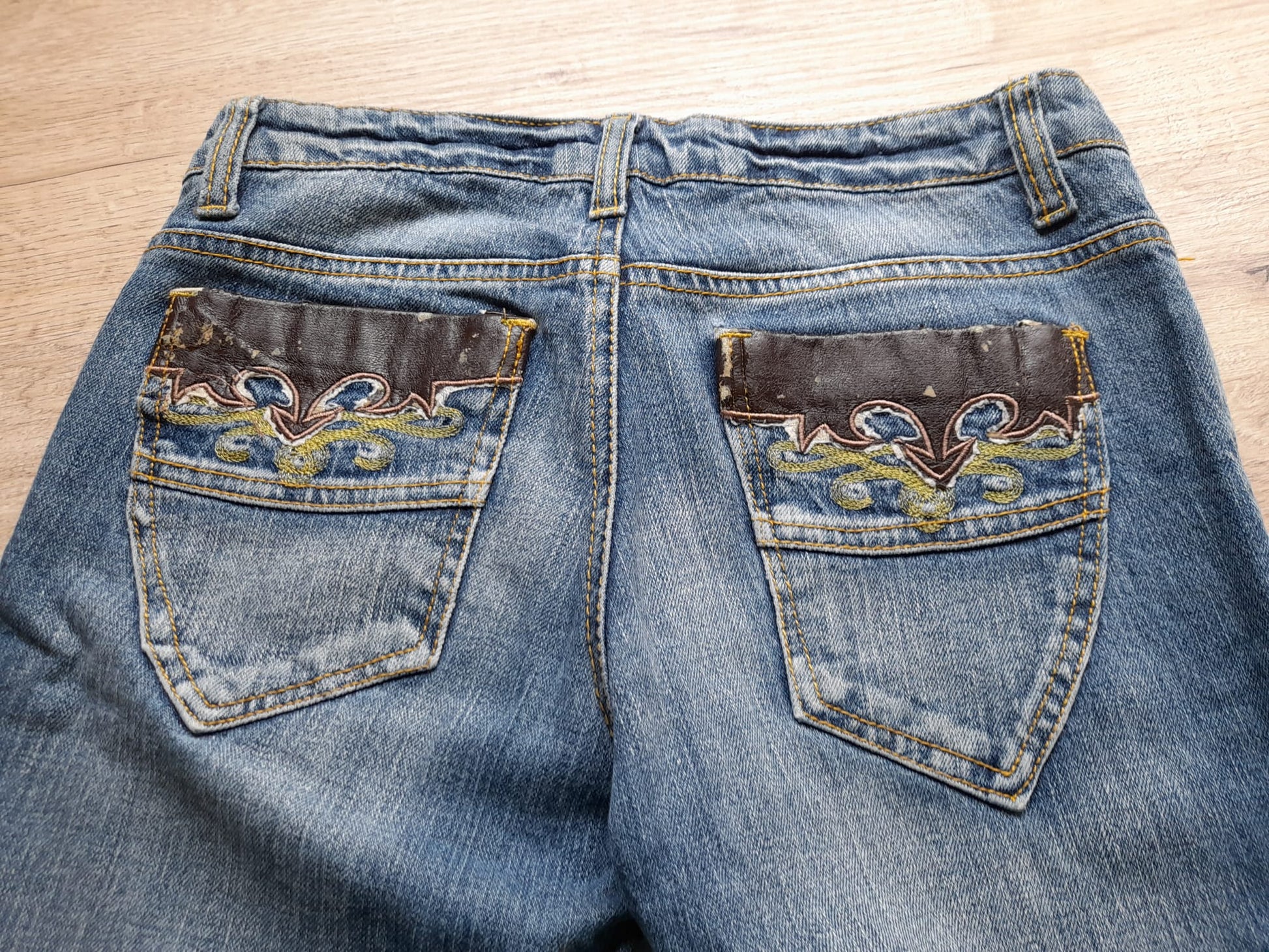 PANTALÓN VAQUERO CON ESTAMPADO PARTE TRASERA