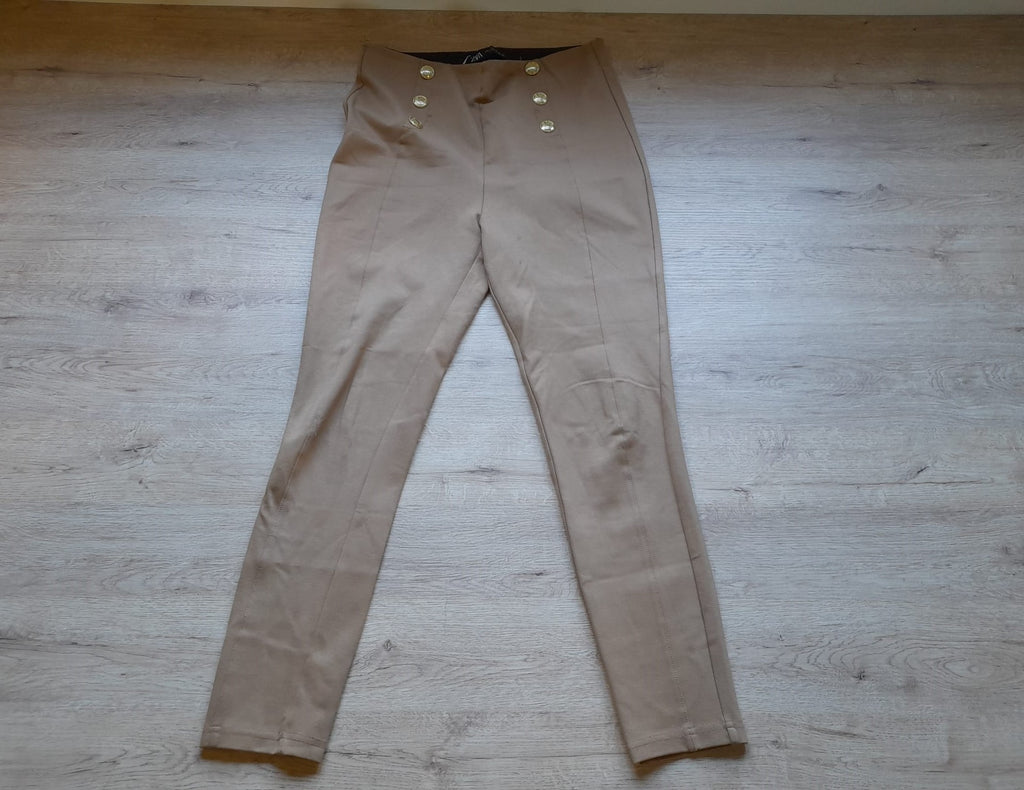 LEGGING BEIGE SEÑORA CON DETALLES DE BOTONES DORADOS