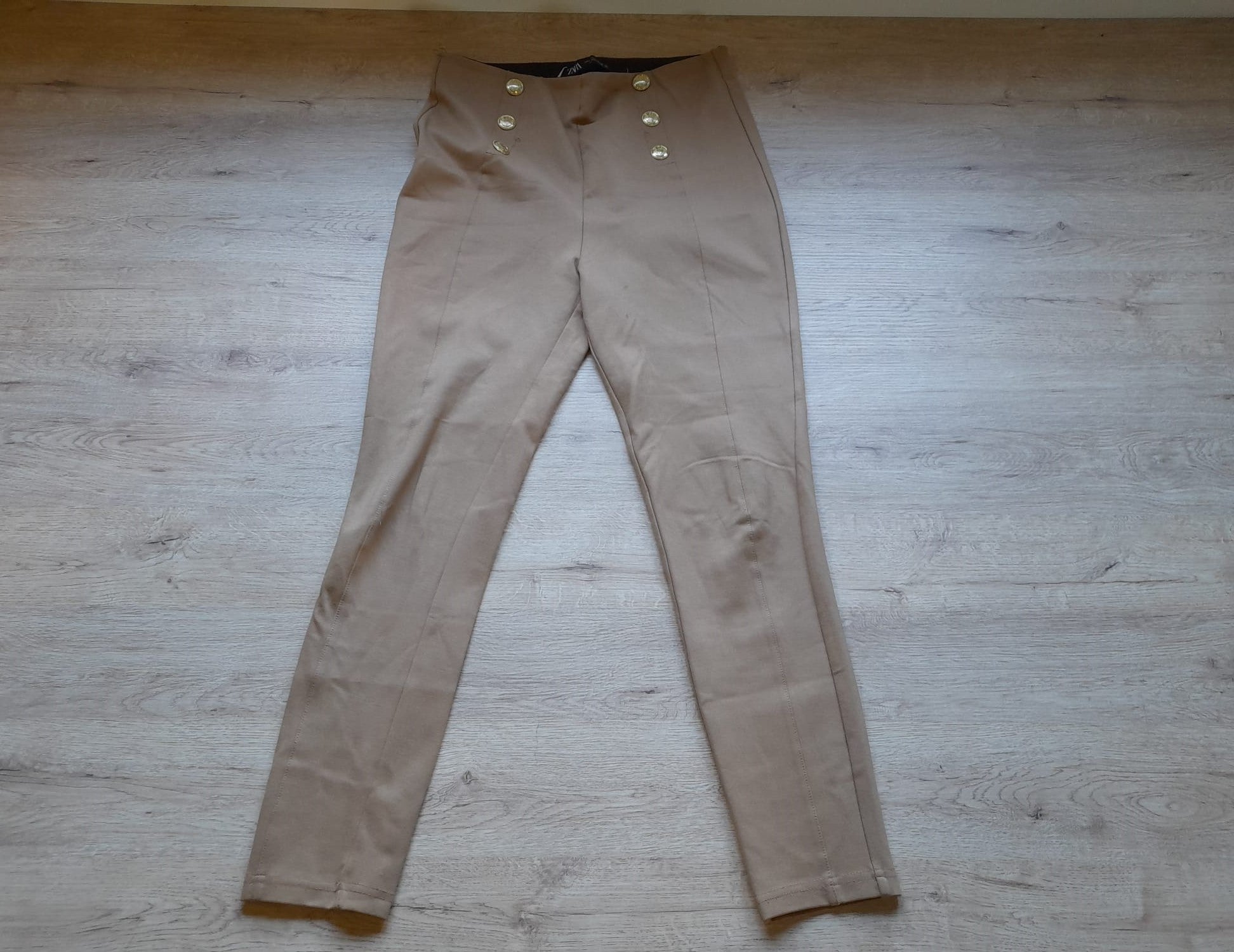 LEGGING BEIGE SEÑORA CON DETALLES DE BOTONES DORADOS