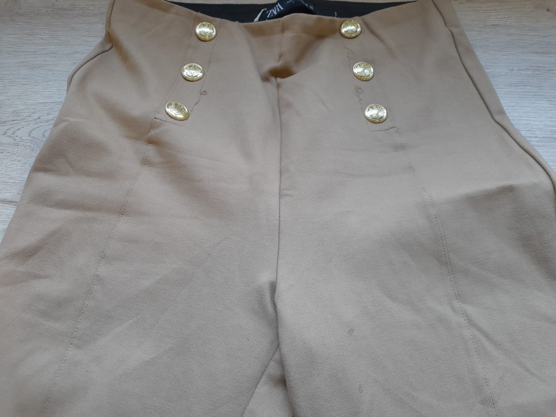 LEGGING BEIGE SEÑORA CON DETALLES DE BOTONES DORADOS