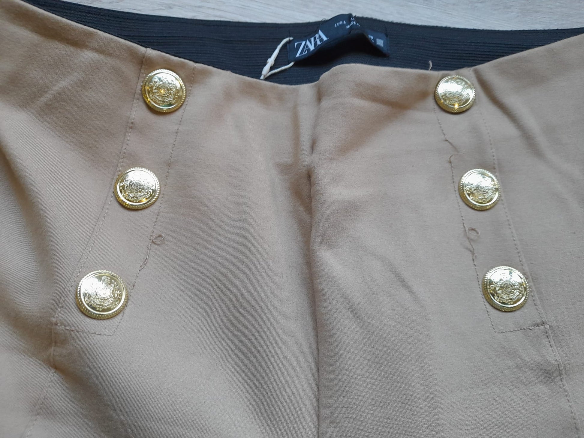 LEGGING BEIGE SEÑORA CON DETALLES DE BOTONES DORADOS
