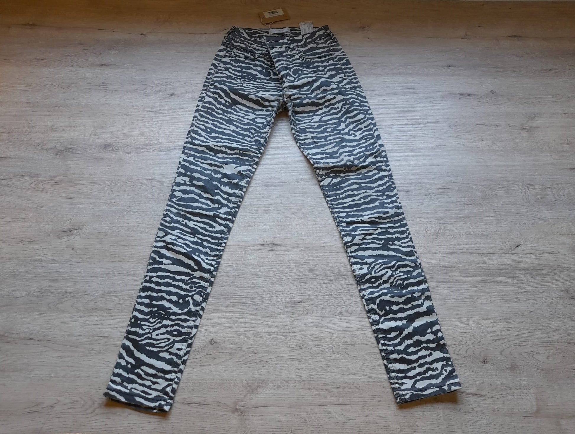PANTALÓN PITILLO POLIPIEL CON ESTAMPADO DE CEBRA
