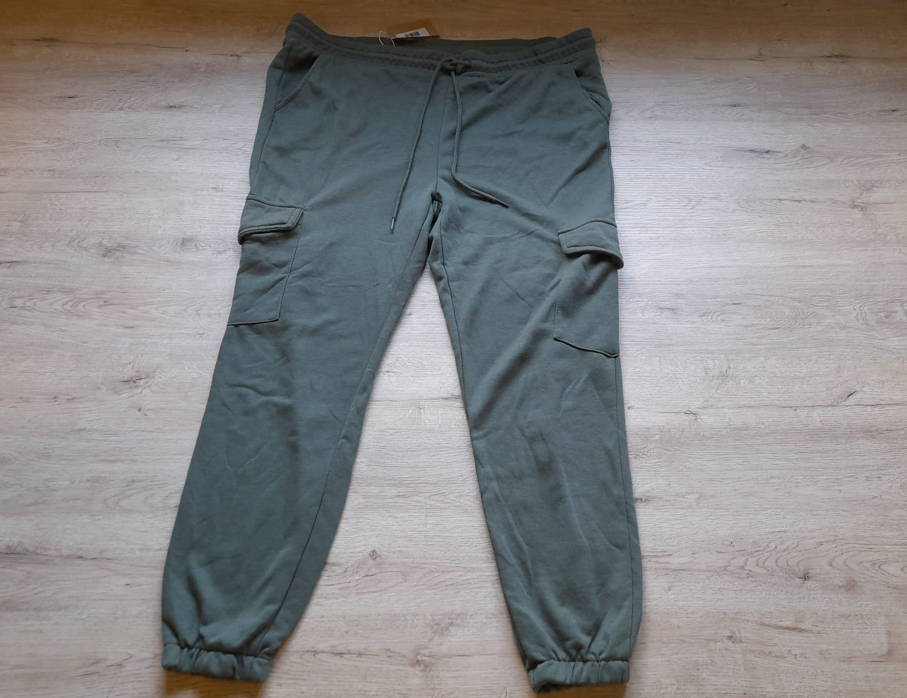 PANTALÓN VERDE DE CHANDAL CON BOLSILLOS LATERALES UNISEX