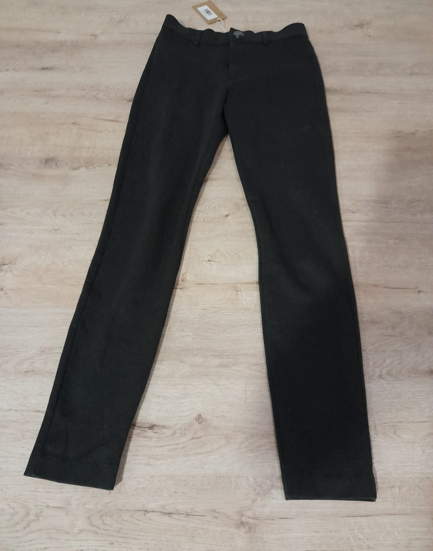 PANTALÓN TIPO MALLA GRIS CON CUADROS