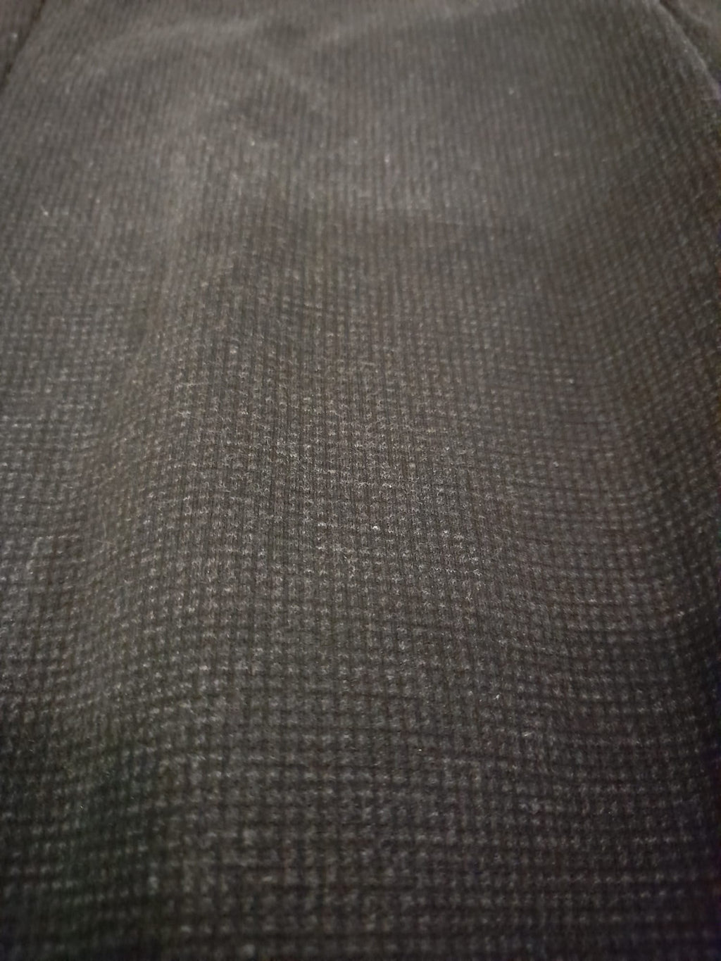 PANTALÓN TIPO MALLA GRIS CON CUADROS