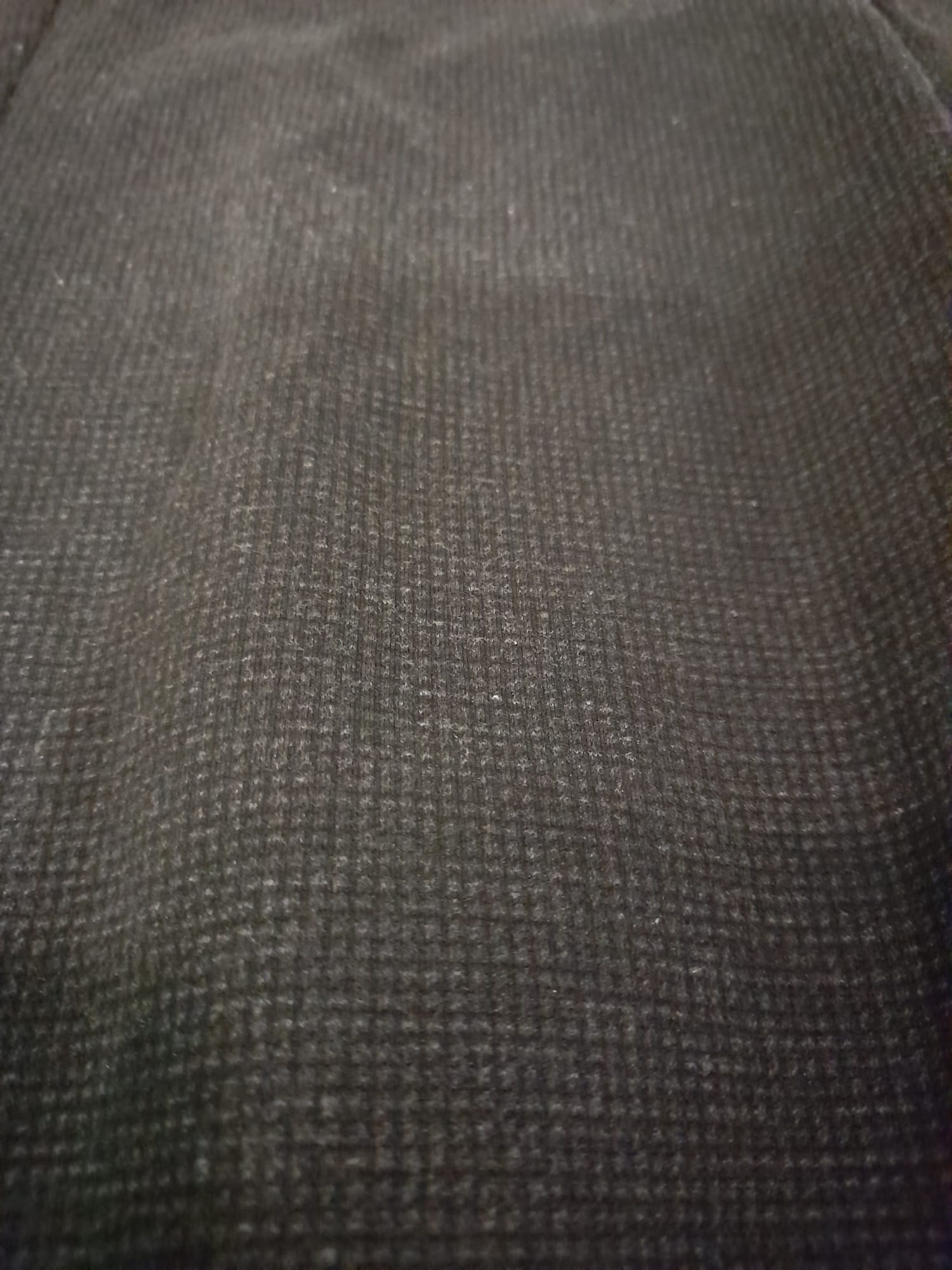 PANTALÓN TIPO MALLA GRIS CON CUADROS