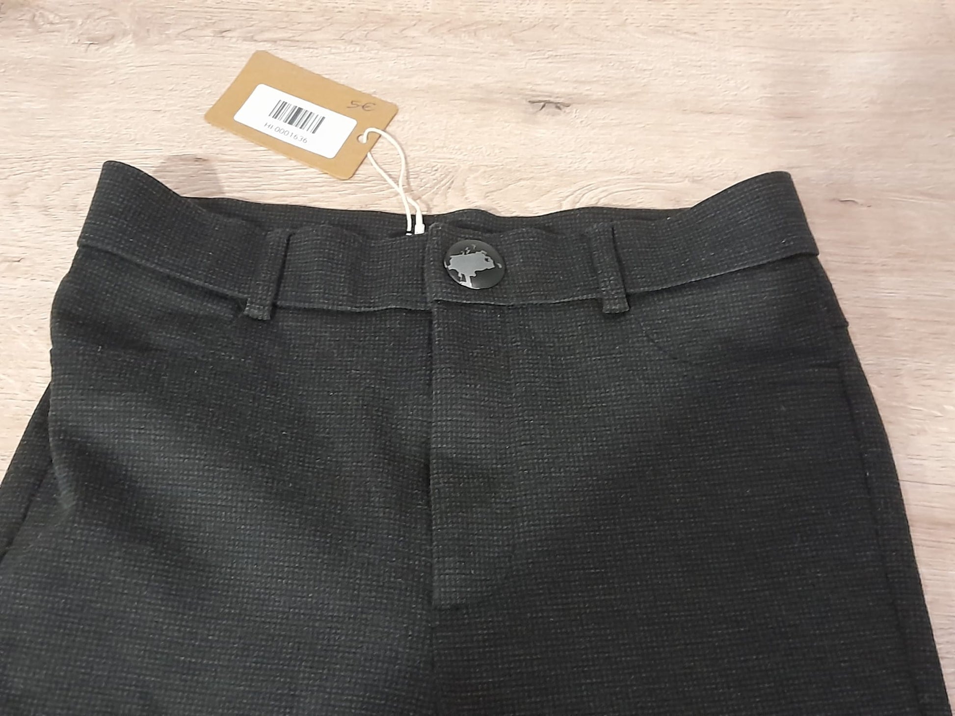 PANTALÓN TIPO MALLA GRIS CON CUADROS