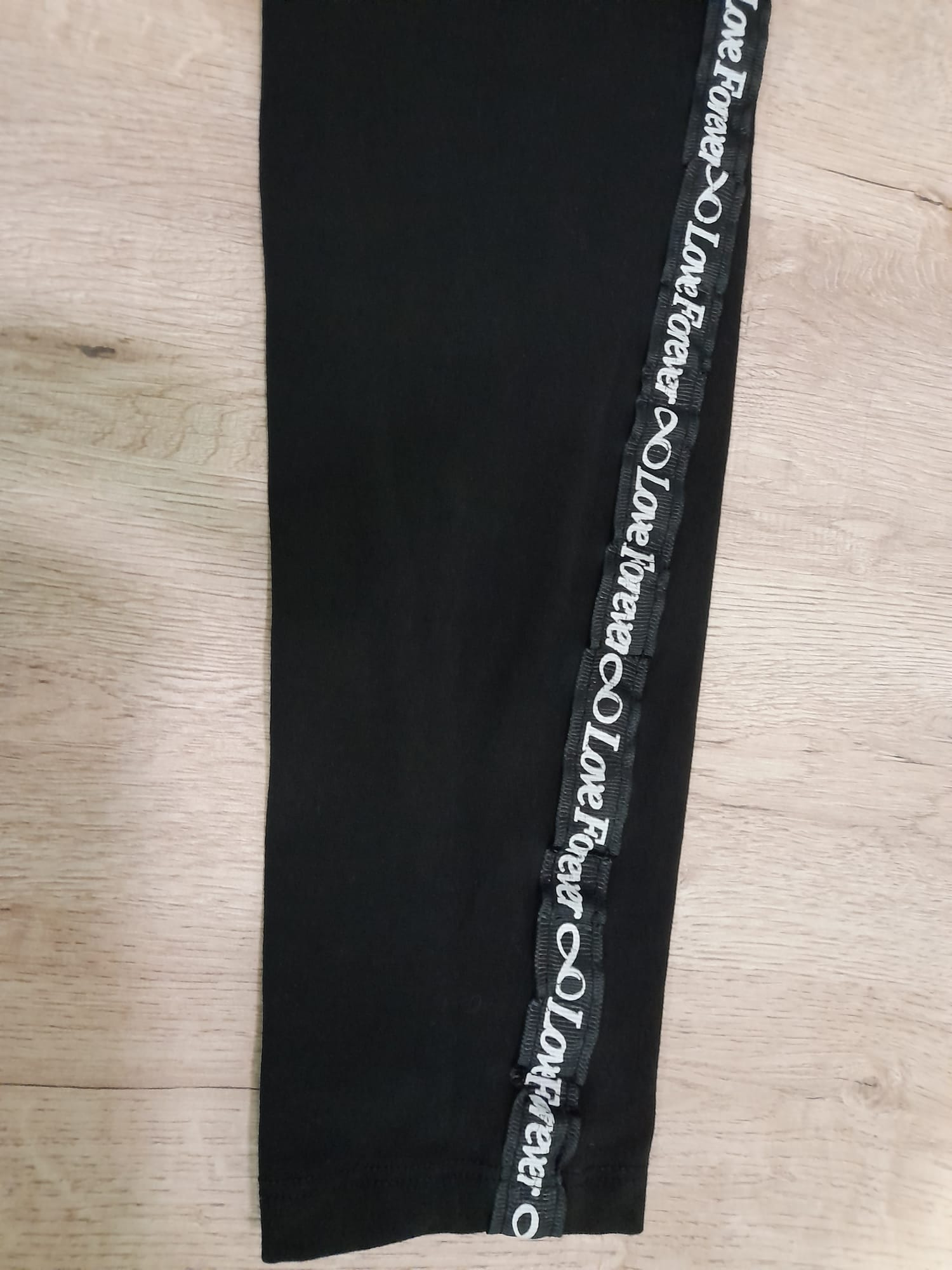 MALLA NEGRA CON LOGOTIPO EN PIERNAS