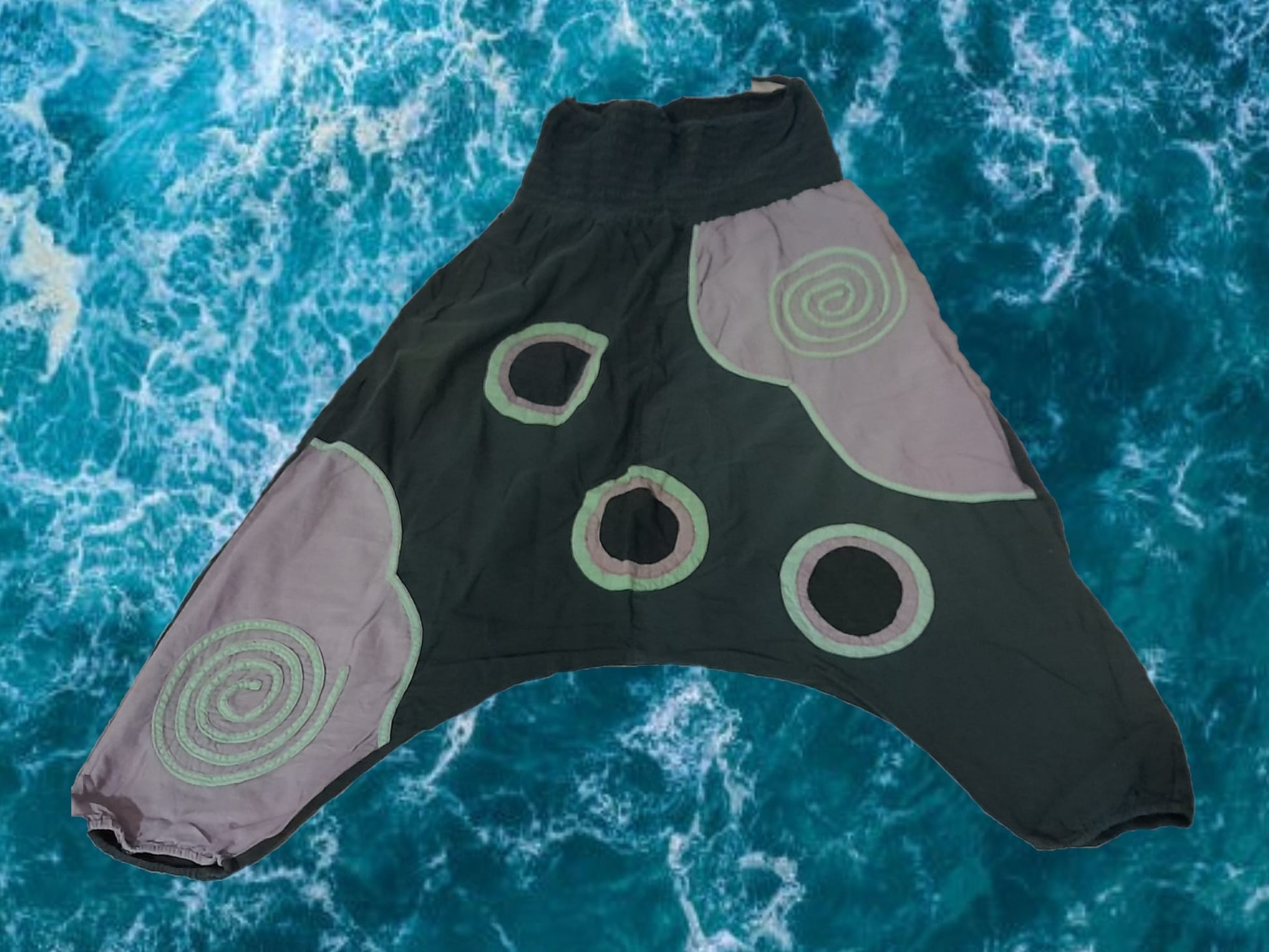 PANTALÓN NEGRO BOMBACHO CON DIBUJOS