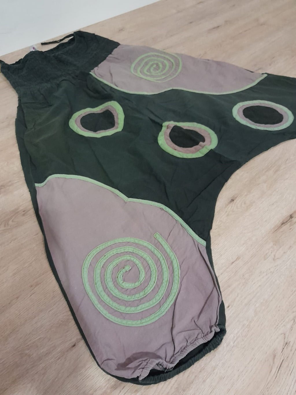 PANTALÓN NEGRO BOMBACHO CON DIBUJOS