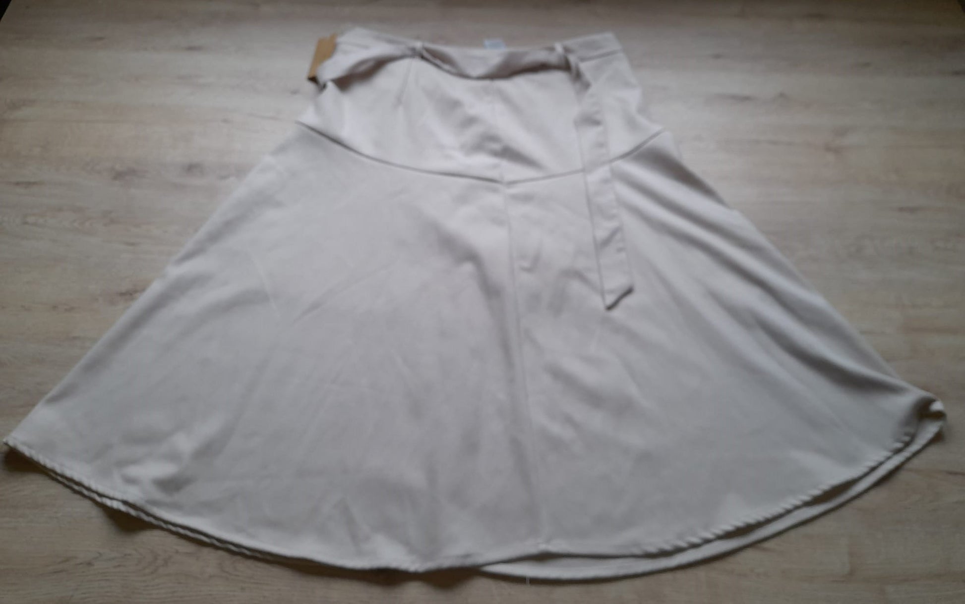 FALDA BEIGE LARGA CON VUELO Y CINTURÓN
