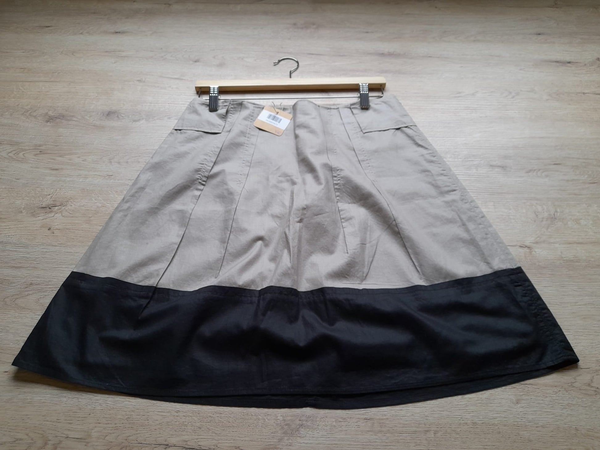 FALDA MIDI BEIGE CON CENEFA NEGRA EN BAJO