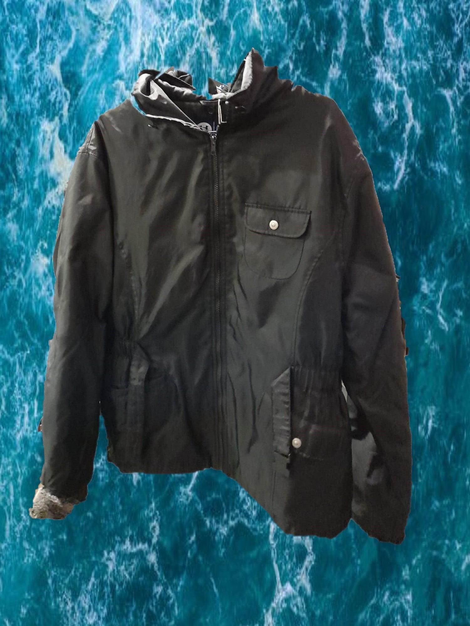 ABRIGO NEGRO CON DETALLES EN PUÑOS