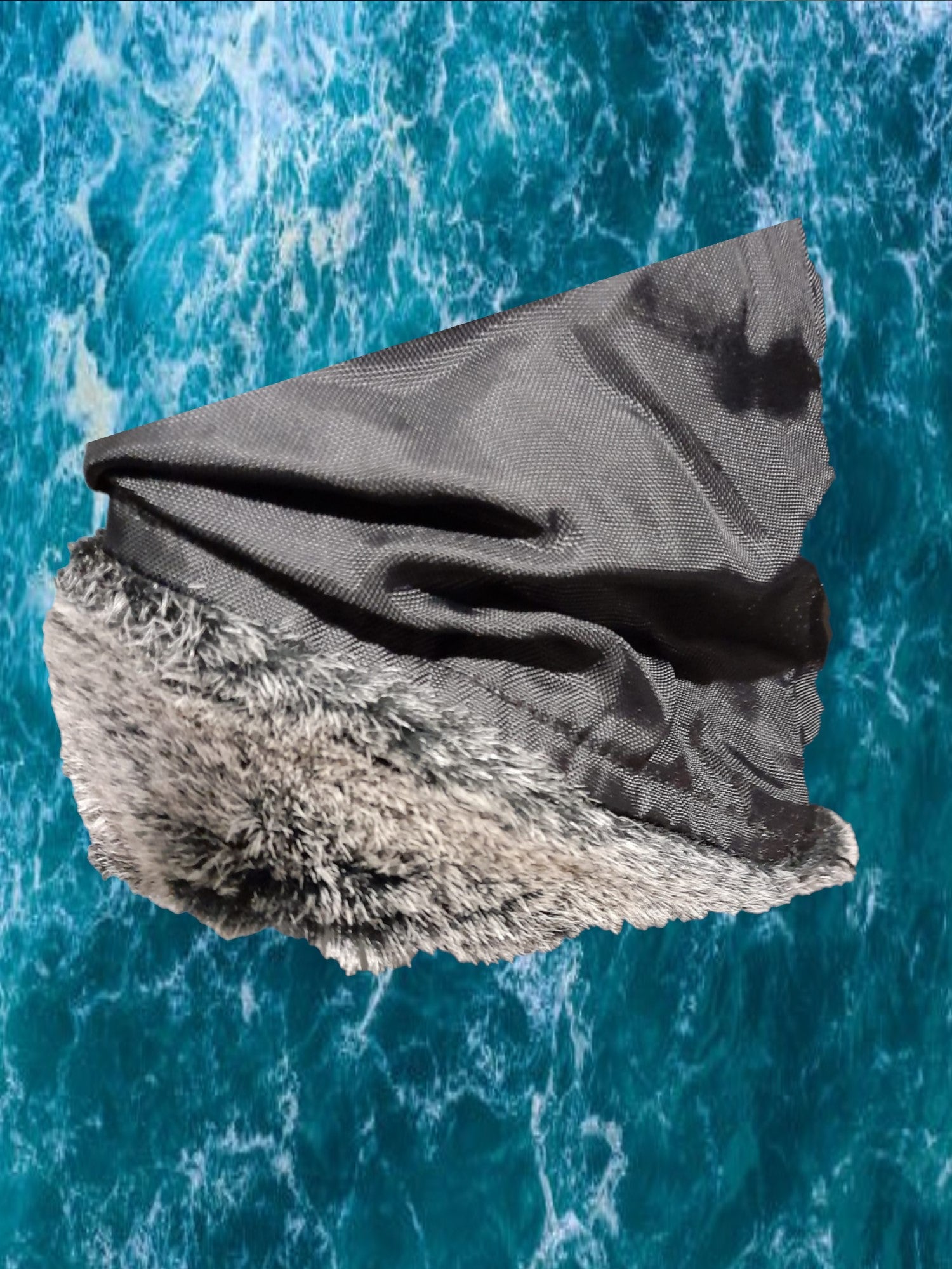 ABRIGO NEGRO CON DETALLES EN PUÑOS