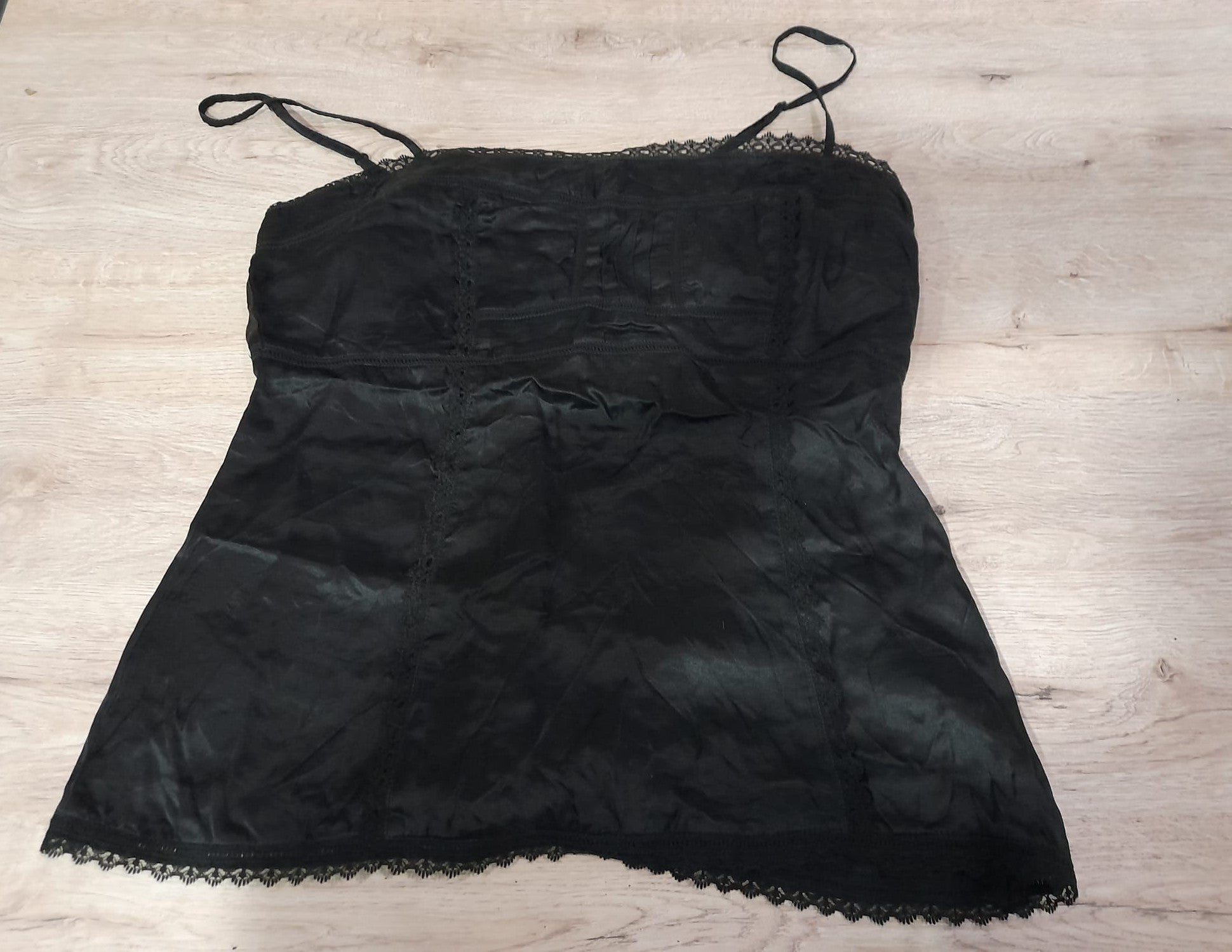 TOP TIRANTES NEGRO ESTILO LENCERO