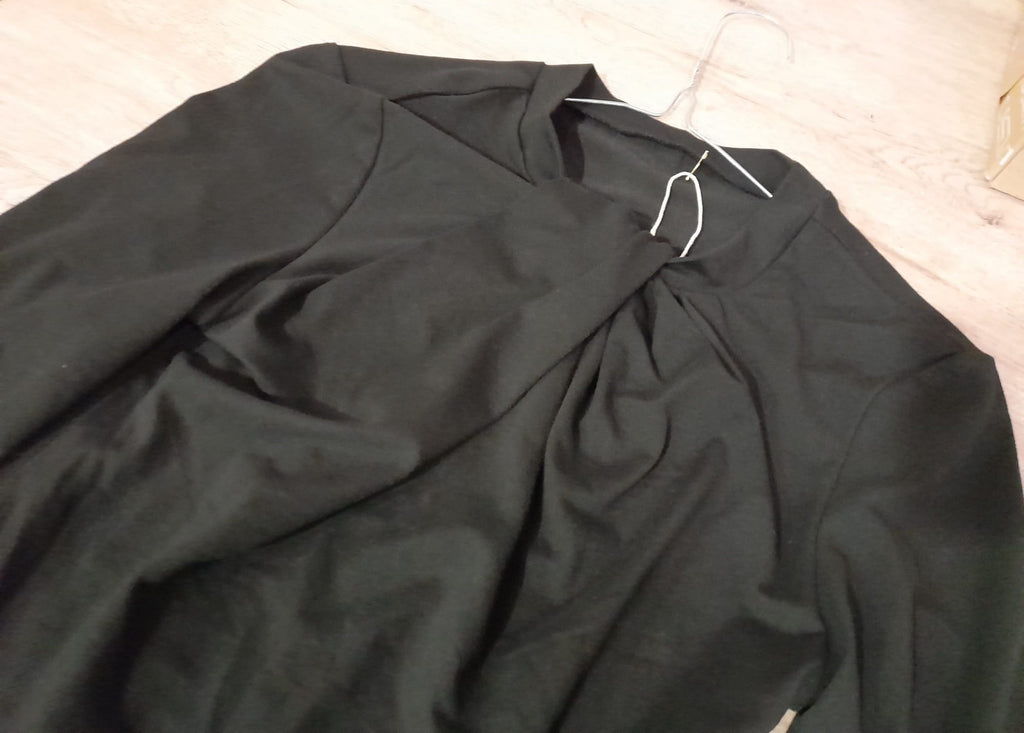 CAMISETA NEGRA MANGA LARGA DE LICRA CON CUELLO FRUNCIDO