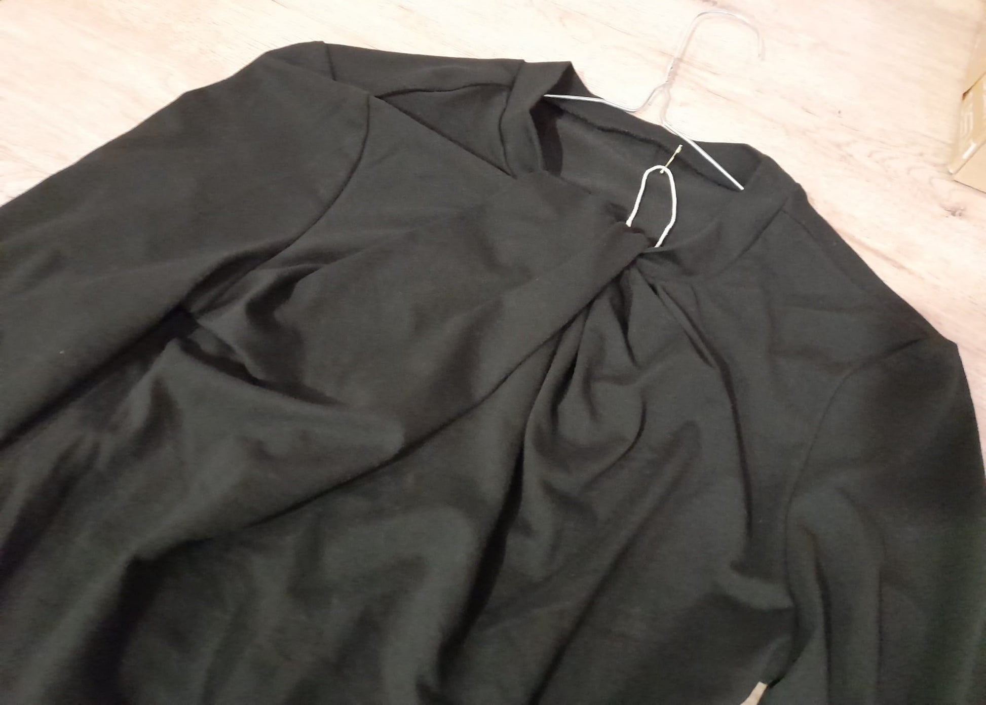 CAMISETA NEGRA MANGA LARGA DE LICRA CON CUELLO FRUNCIDO