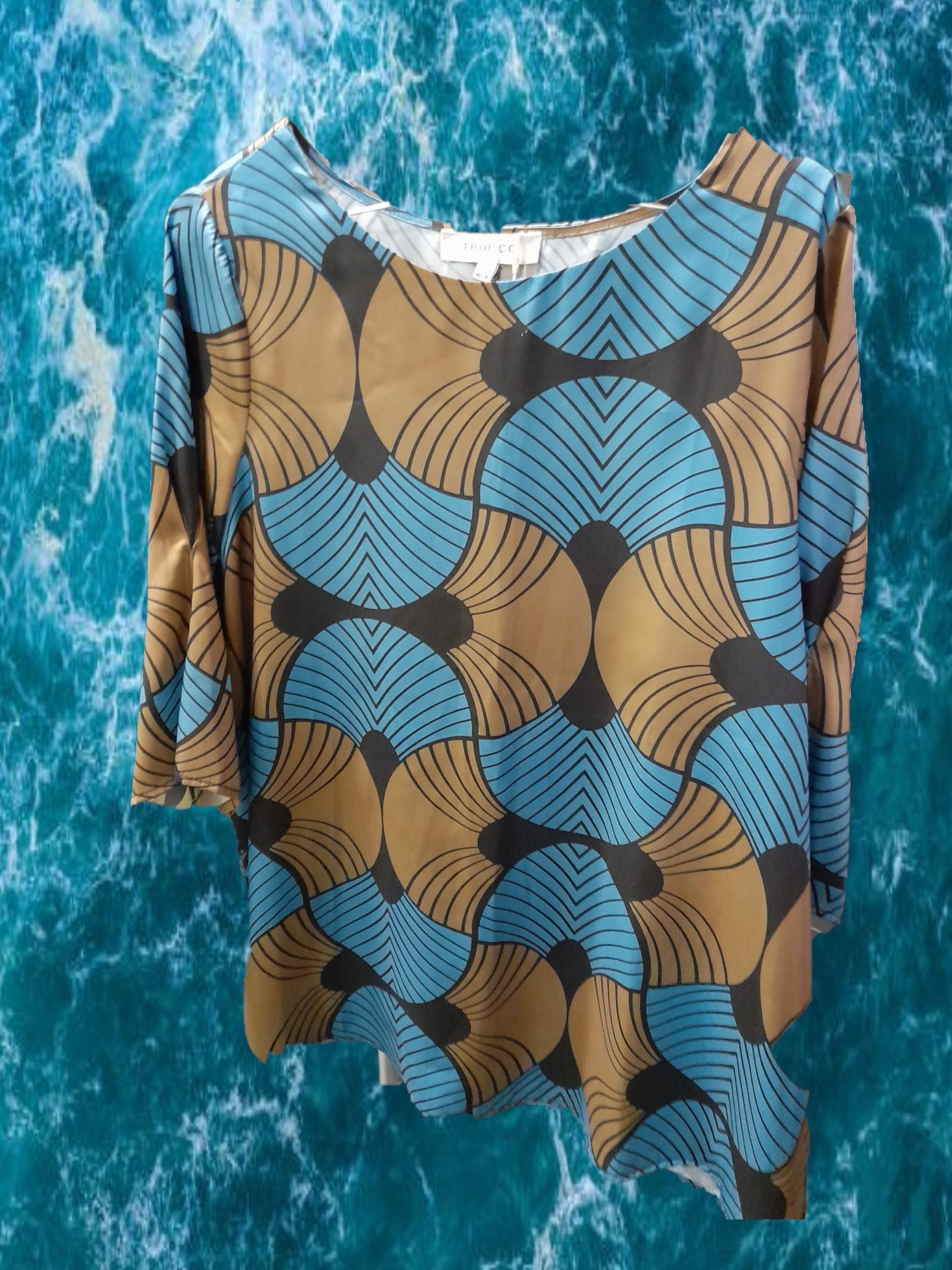 BLUSA AZUL DE GASA CON ESTAMPADO GEOMÉTRICO Y MANGA FRANCESA