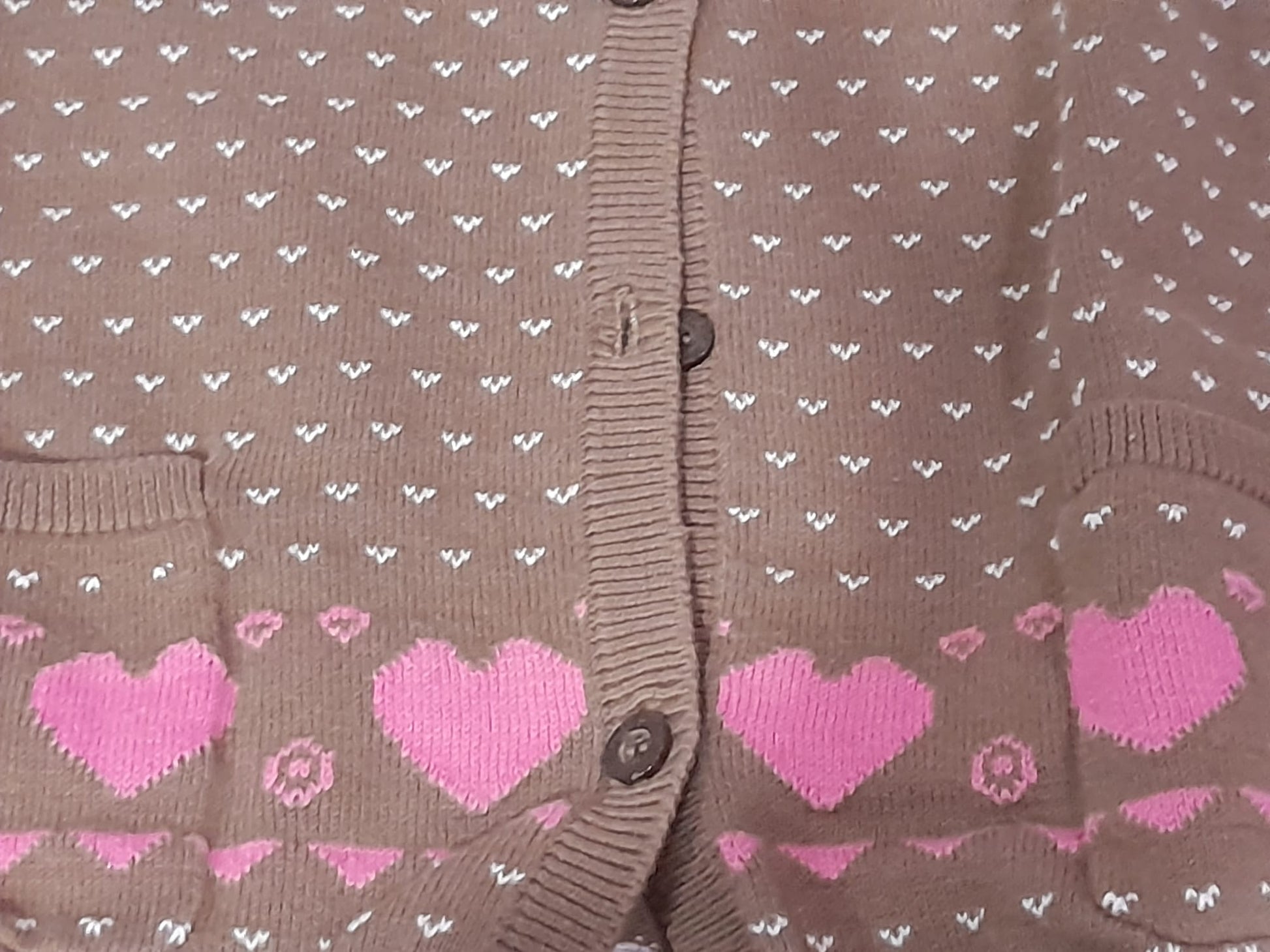 REBECA MARRÓN MANGA CORTA CON ESTAMPADO CORAZONES