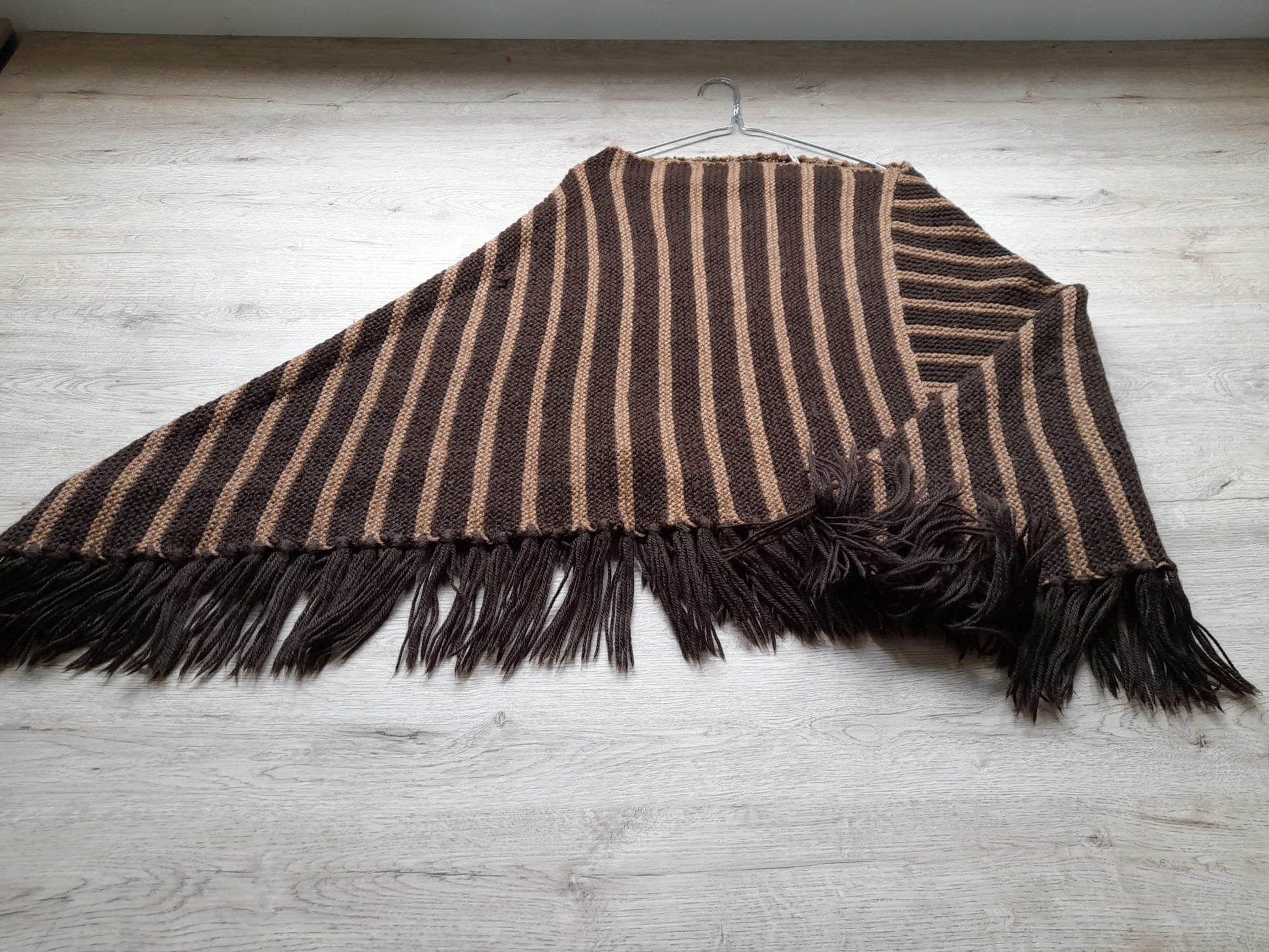 PONCHO DE PUNTO EN TONOS MARRONES ARTESANAL ( con algún enganche )