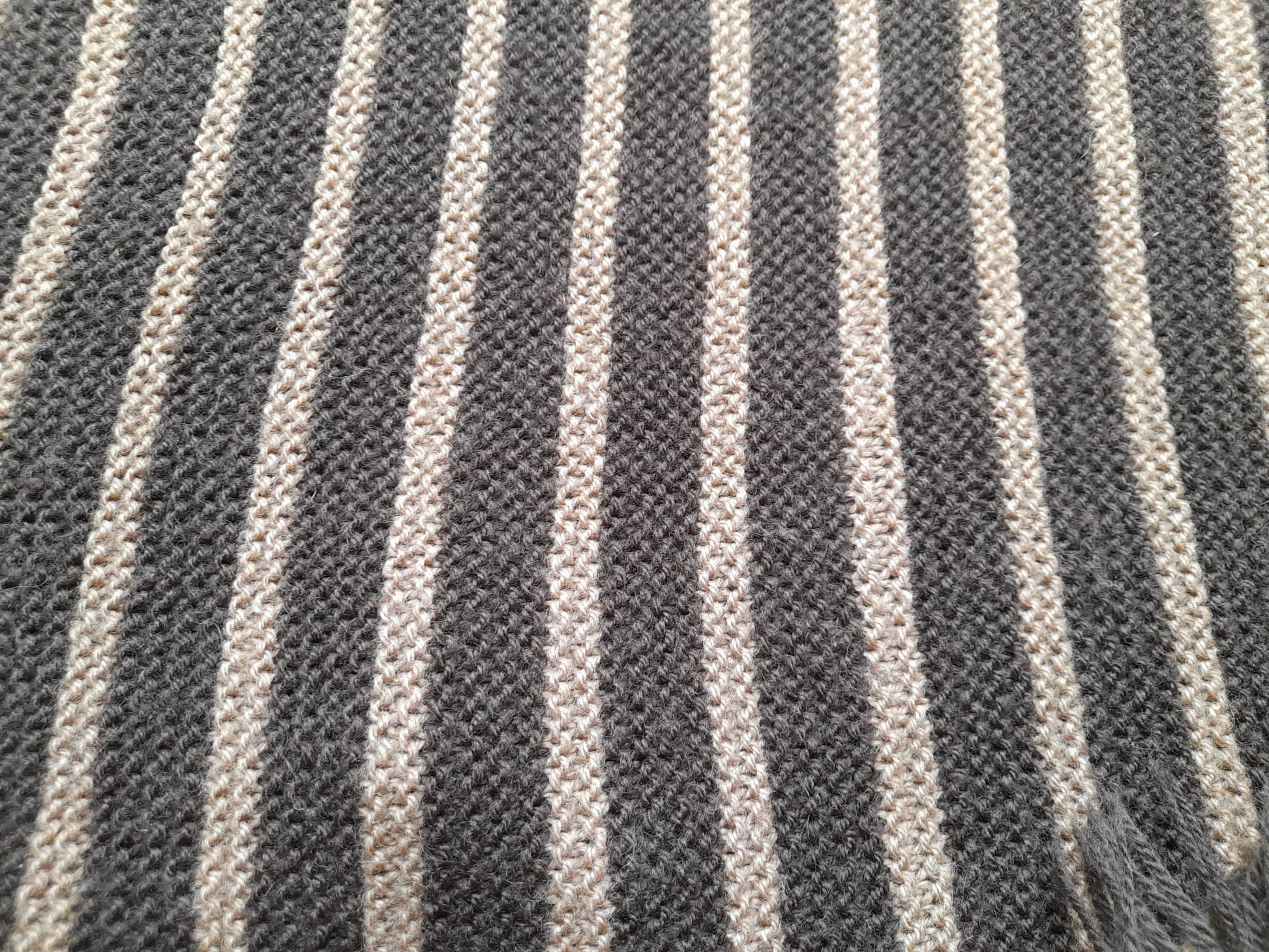 PONCHO DE PUNTO EN TONOS MARRONES ARTESANAL ( con algún enganche )