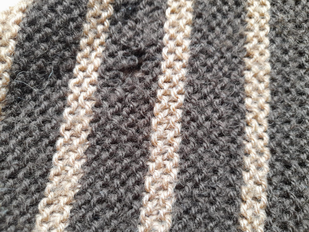 PONCHO DE PUNTO EN TONOS MARRONES ARTESANAL ( con algún enganche )