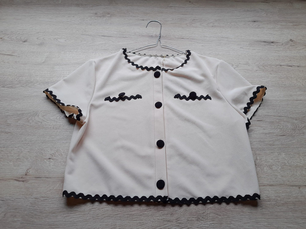 BLUSA CORTA MUJER BEIGE ROSADO , ESTILO CAMISA CON DETALLES NEGROS