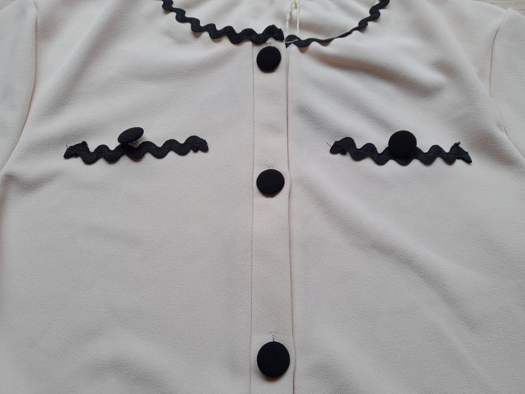 BLUSA CORTA MUJER BEIGE ROSADO , ESTILO CAMISA CON DETALLES NEGROS
