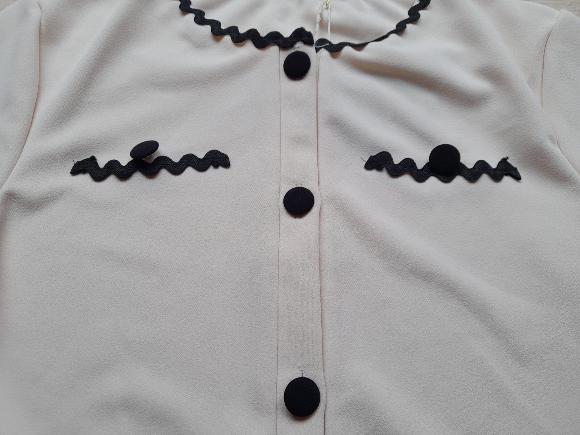 BLUSA CORTA MUJER BEIGE ROSADO , ESTILO CAMISA CON DETALLES NEGROS
