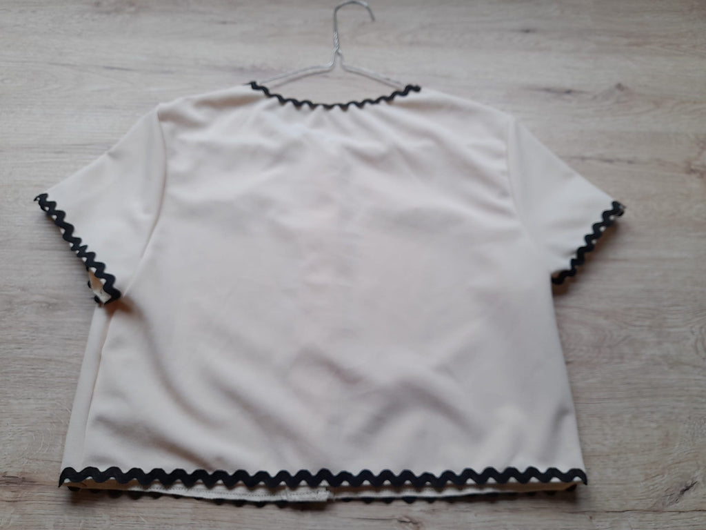 BLUSA CORTA MUJER BEIGE ROSADO , ESTILO CAMISA CON DETALLES NEGROS