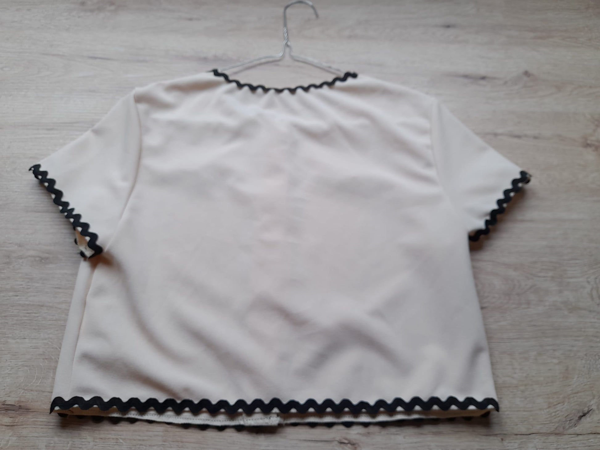 BLUSA CORTA MUJER BEIGE ROSADO , ESTILO CAMISA CON DETALLES NEGROS