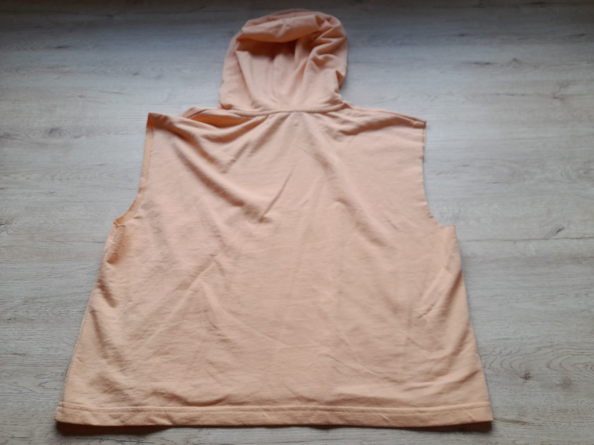 SUDADERA CON CAPUCHA SIN MANGAS Y DIBUJO