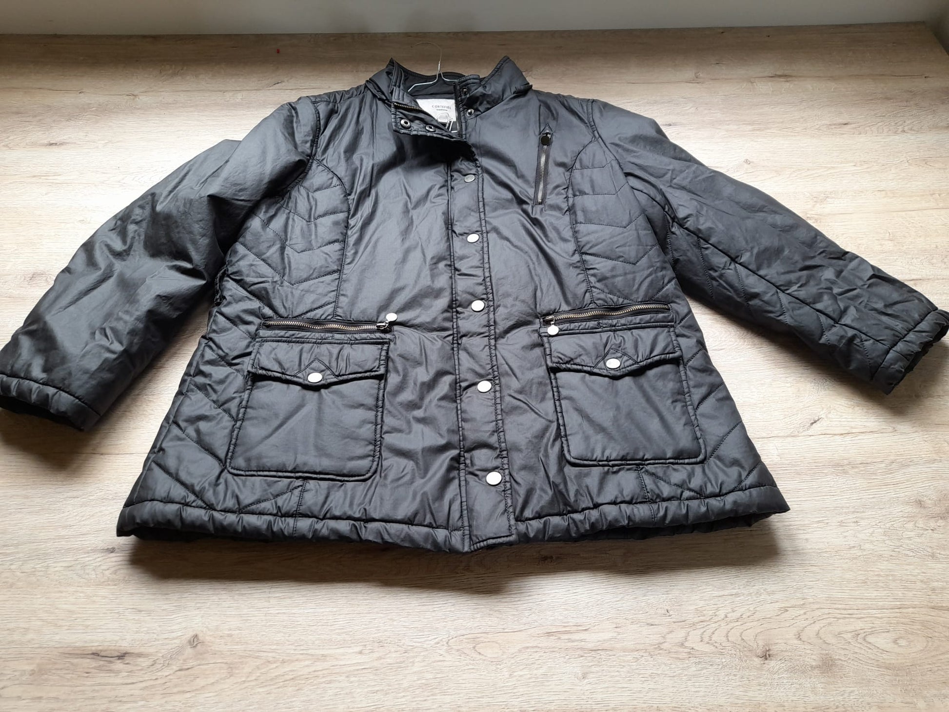 ABRIGO CORTO NEGRO IMPERMEABLE