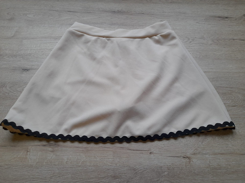 FALDA-PANTALÓN BEIGE ROSADO CORTA CON RIBETE NEGRO