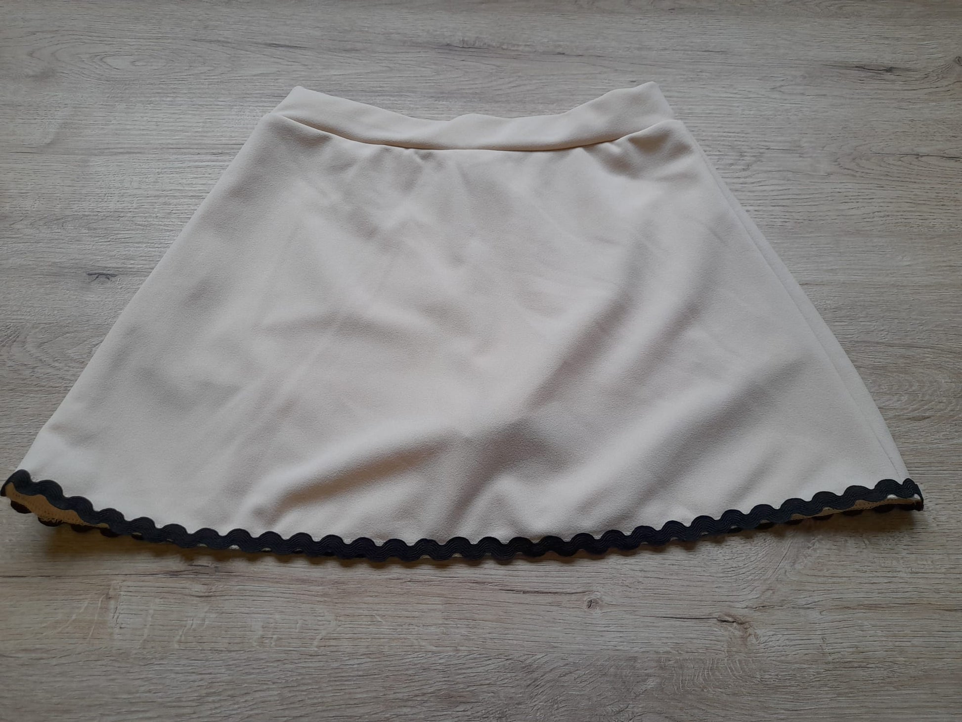 FALDA-PANTALÓN BEIGE ROSADO CORTA CON RIBETE NEGRO