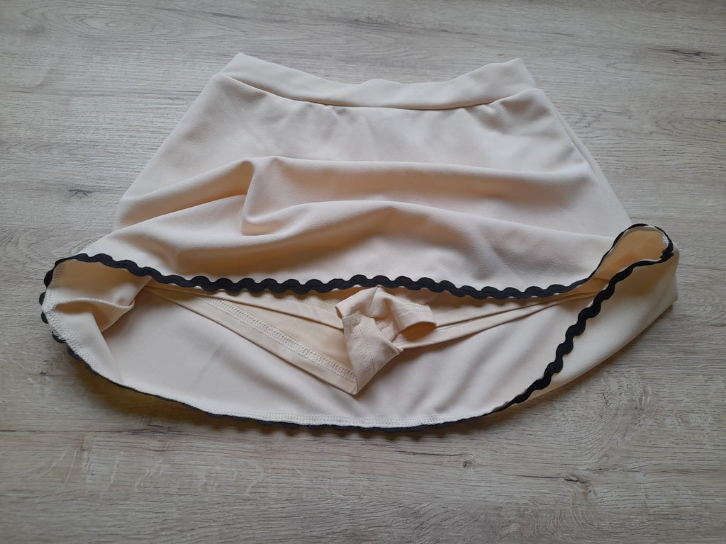FALDA-PANTALÓN BEIGE ROSADO CORTA CON RIBETE NEGRO