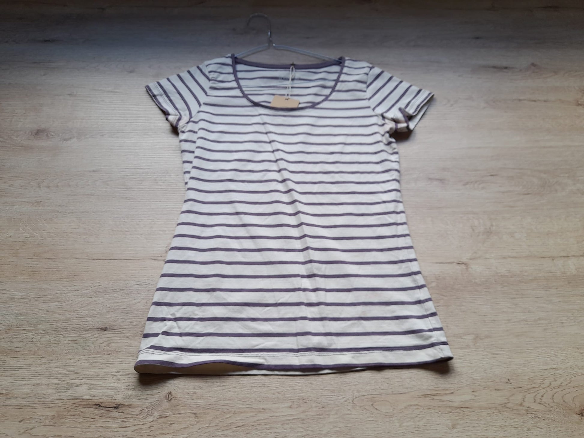 CAMISETA MANGA CORTA BLANCA CON RAYAS MORADAS