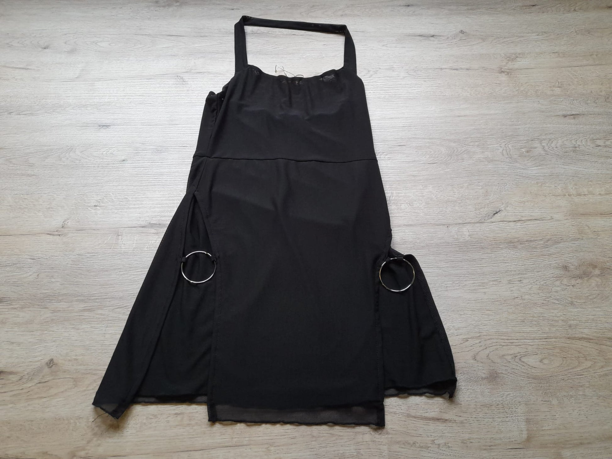 MINI VESTIDO NEGRO CON ATADURA EN CUELLO