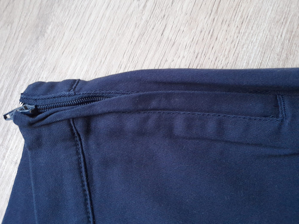 PANTALÓN ELÁSTICO AZUL MARINO CON CREMALLERA LATERAL