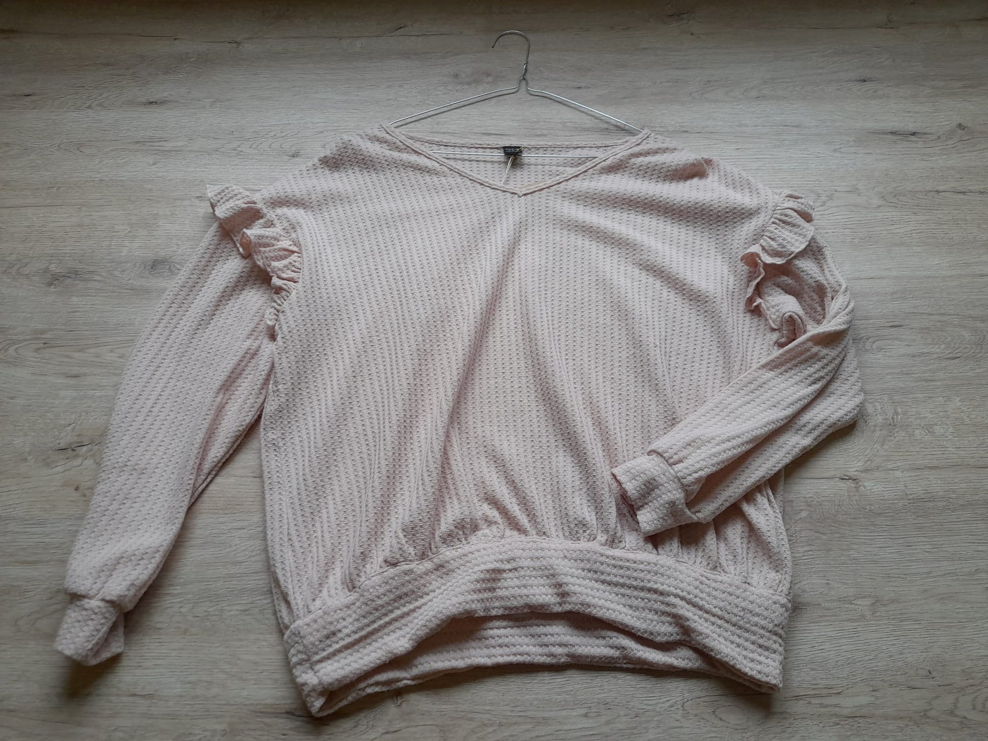 SUDADERA TIPO JERSEY FINO ROSA PALO CON DETALLES DE VOLANTES EN HOMBROS