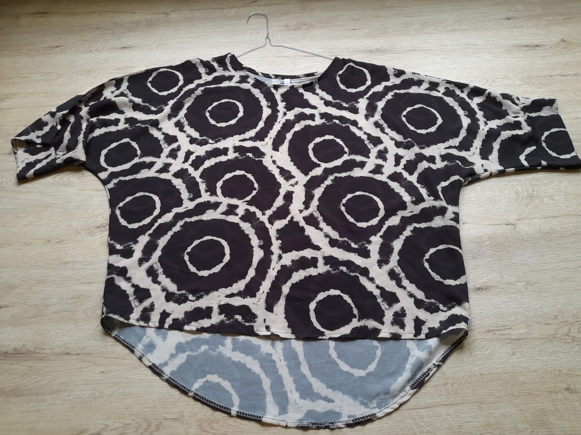 BLUSA GASA NEGRA CON ESTAMPADO