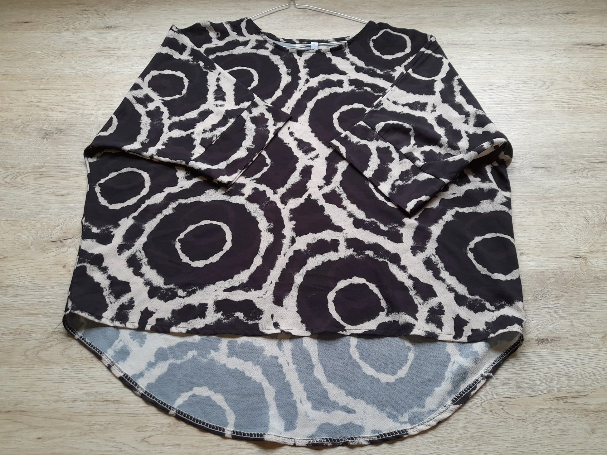 BLUSA GASA NEGRA CON ESTAMPADO