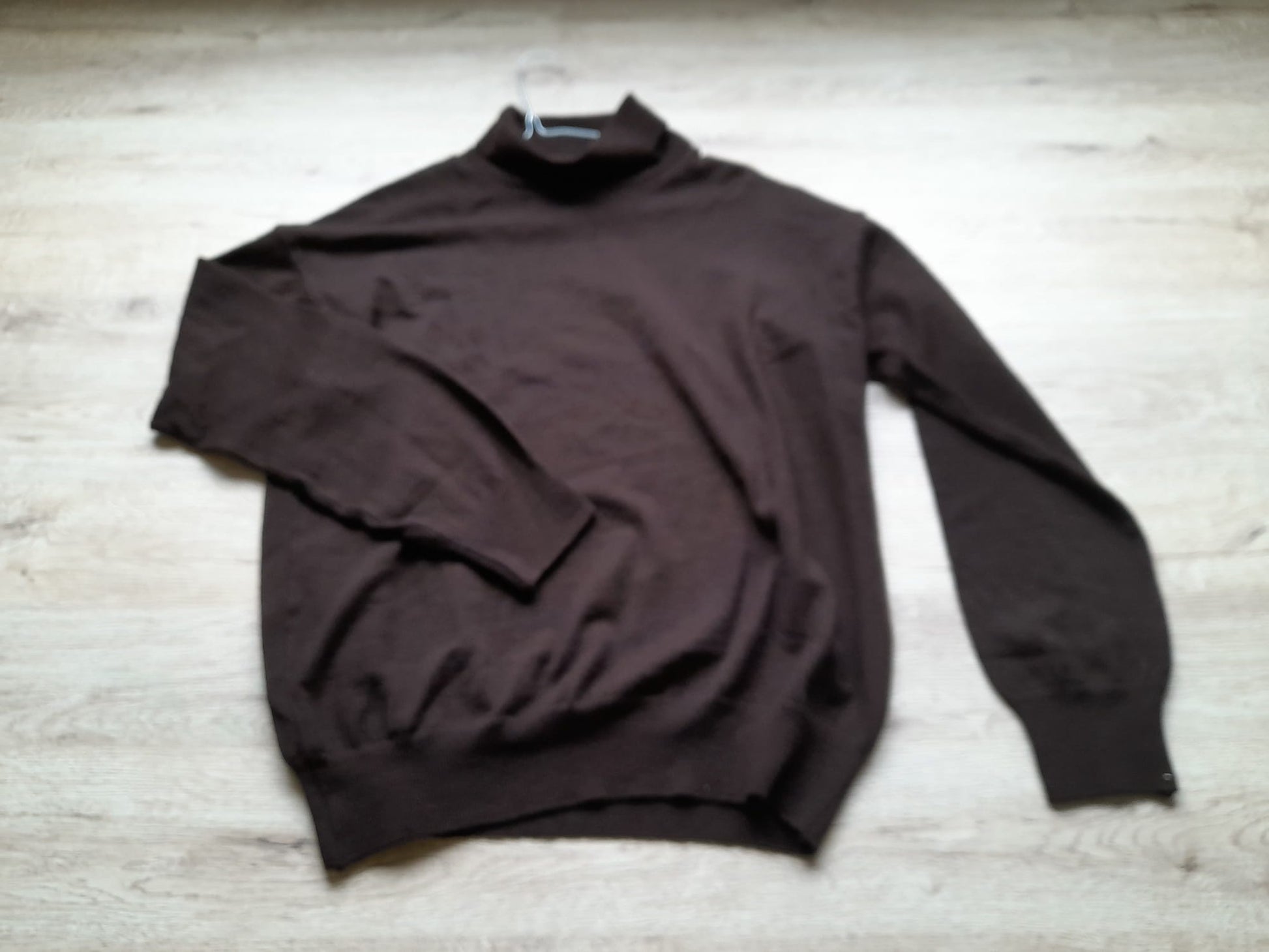 JERSEY MARRÓN CHOCOLATE CUELLO VUELTO