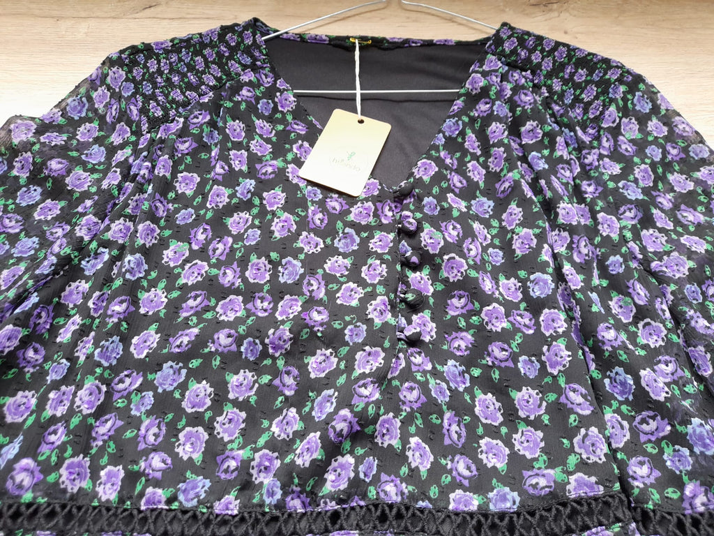 VESTIDO GASA CON ESTAMPADO FLORAL MORADO ,FORRO Y FRUNCIDO EN PUÑOS