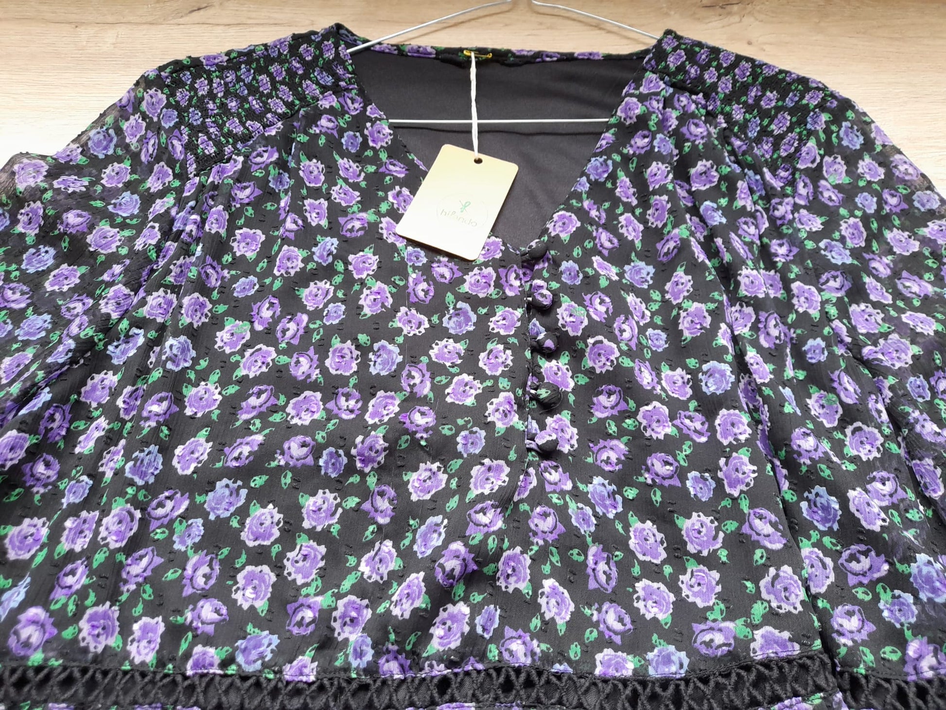 VESTIDO GASA CON ESTAMPADO FLORAL MORADO ,FORRO Y FRUNCIDO EN PUÑOS