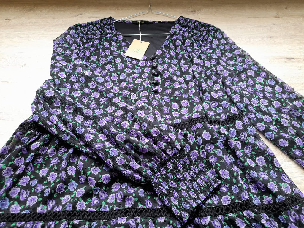 VESTIDO GASA CON ESTAMPADO FLORAL MORADO ,FORRO Y FRUNCIDO EN PUÑOS