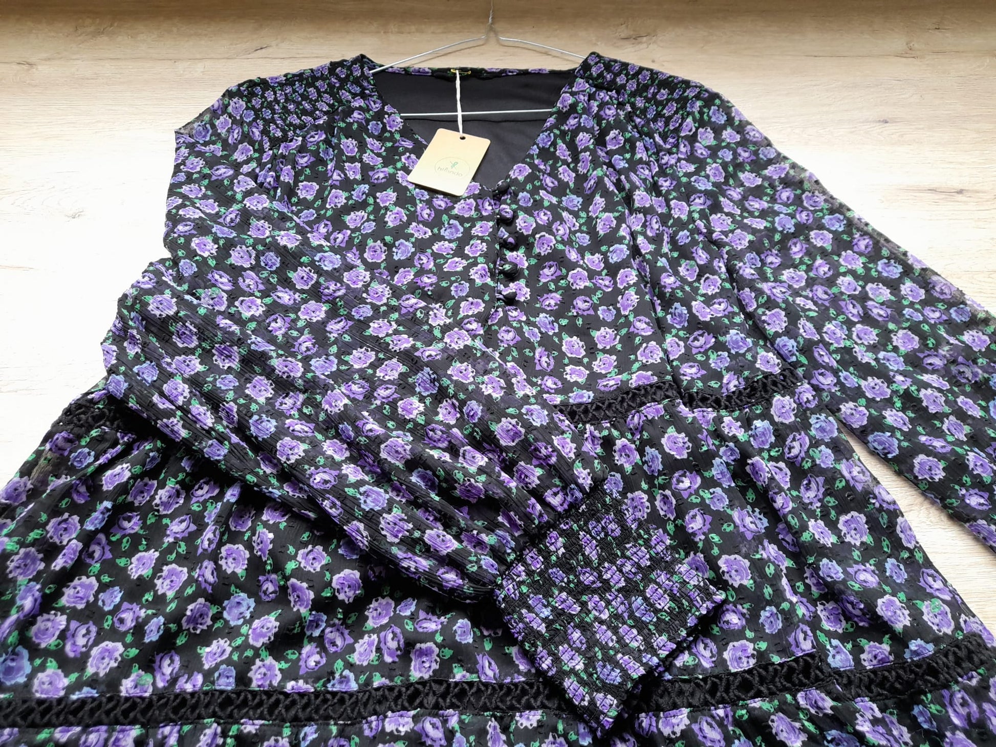 VESTIDO GASA CON ESTAMPADO FLORAL MORADO ,FORRO Y FRUNCIDO EN PUÑOS
