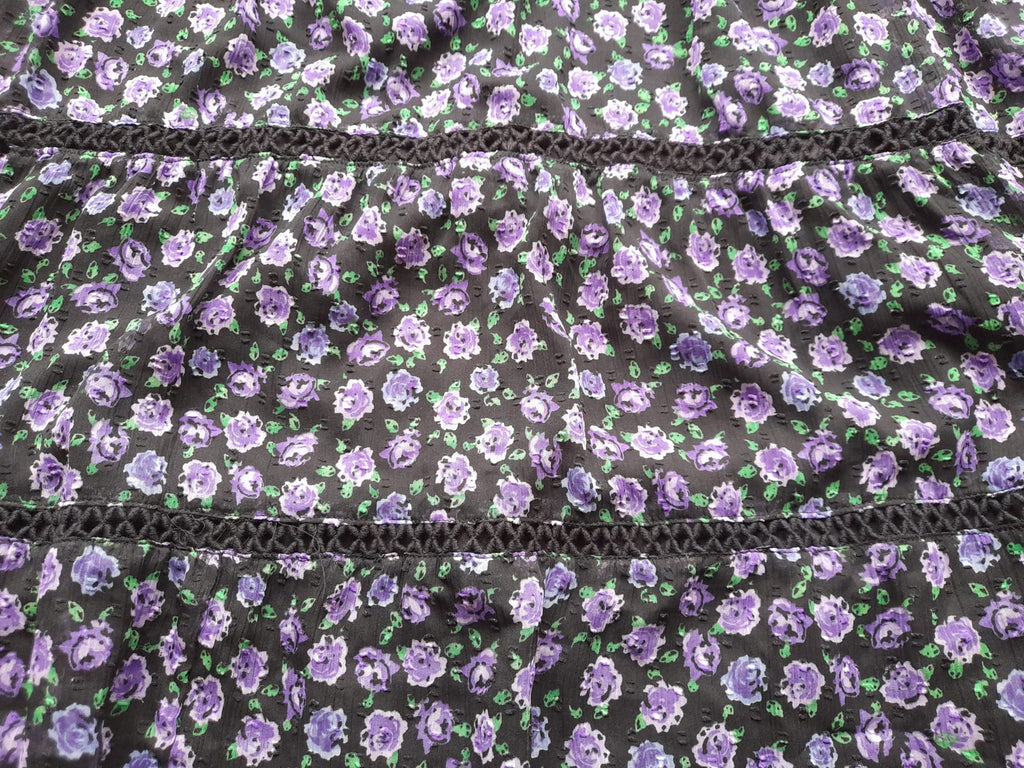 VESTIDO GASA CON ESTAMPADO FLORAL MORADO ,FORRO Y FRUNCIDO EN PUÑOS