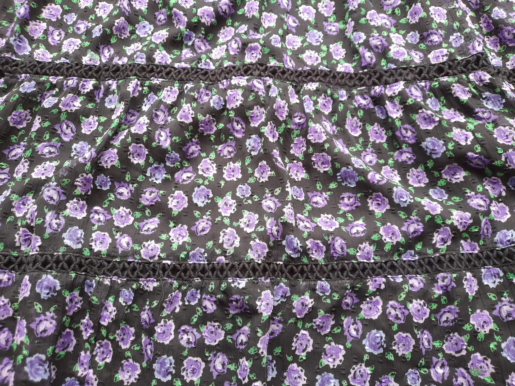 VESTIDO GASA CON ESTAMPADO FLORAL MORADO ,FORRO Y FRUNCIDO EN PUÑOS